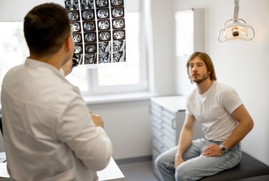 un urologue en train de montrer une radio à son patient