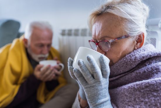 Deux séniors en train de se protéger du froid