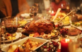 un repas de fête qui mène aux excès et à une mauvaise digestion