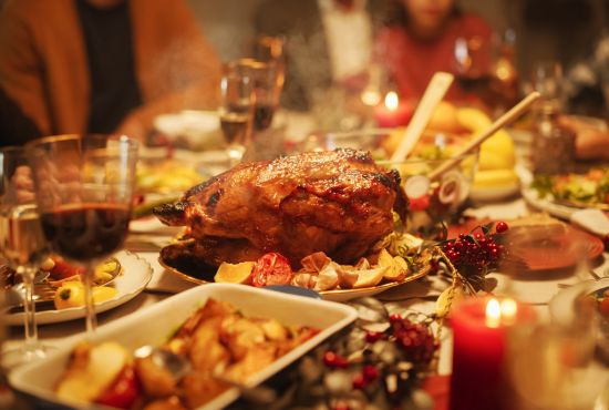 un repas de fête qui mène aux excès et à une mauvaise digestion