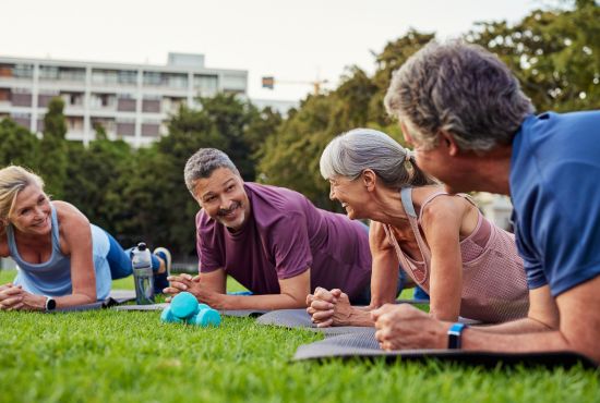 Découvrez comment la psychomotricité aide les seniors à préserver leur autonomie et leur bien-être après 60 ans. Des exercices adaptés pour améliorer la motricité, la coordination et le bien-être psychique.