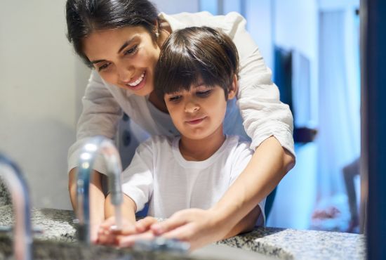 Maman qui explique comment avoir une bonne hygiène de vie.