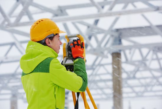 une personne travaillant avec prudence dans le froid