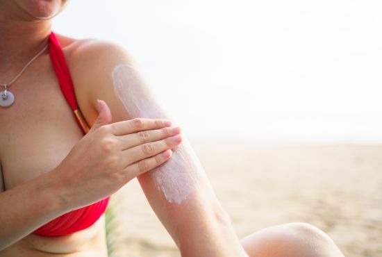 Femme qui protège sa peau du soleil.