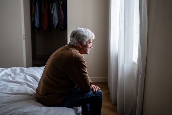 Homme en burn-out cognitif.