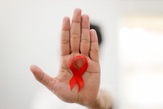 le ruban rouge représentant la cause du SIDA