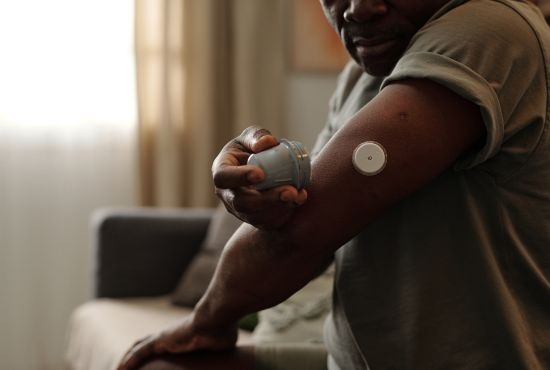 un homme atteint d'handicap invisible étant le diabète