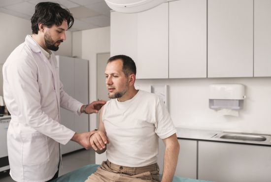 un patient en pleine consultation ayant une bursite postérieure