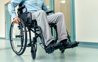 Une personne en fauteuil roulant