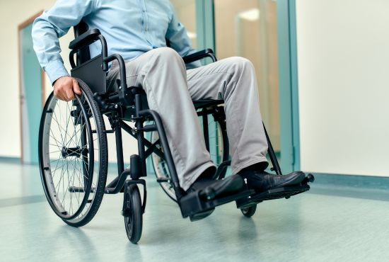 Une personne en fauteuil roulant