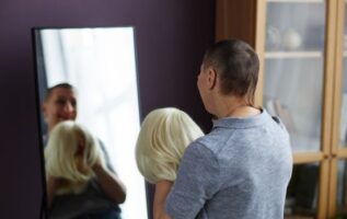 Une femme avec sa prothèse capillaire à la main