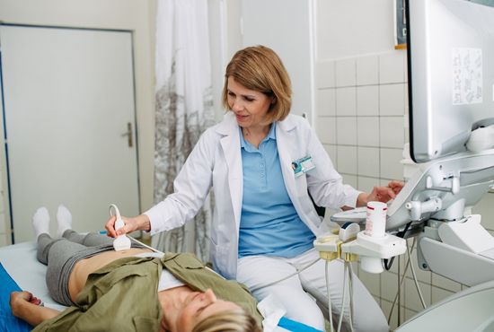 Professionnelle de santé réalisant un examen d'échographie préventive pour un dépistage précoce.