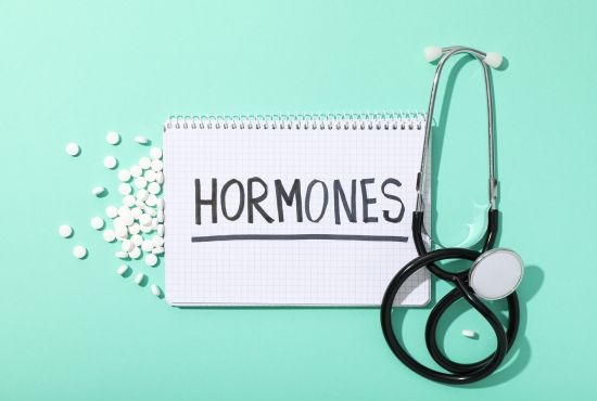 Homme souffrant de douleurs abdominales et de ballonnements, symptômes fréquents du syndrome de l'intestin perméable.