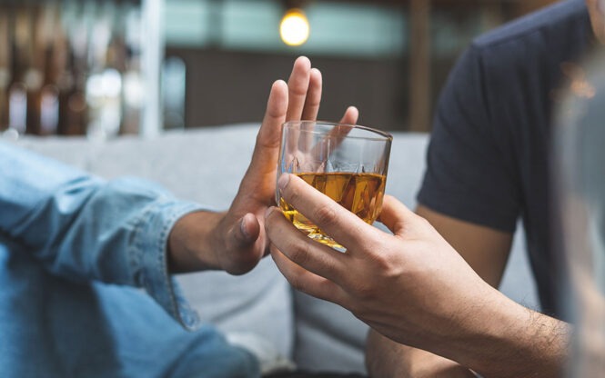 Homme refusant un verre d'alcool