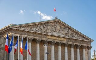 une photo de l'Assemblée Nationale, l'endroit où le PLFSS a été adopté