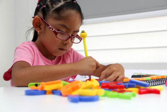 Jeune fille atteinte du syndrome d’Asperger.