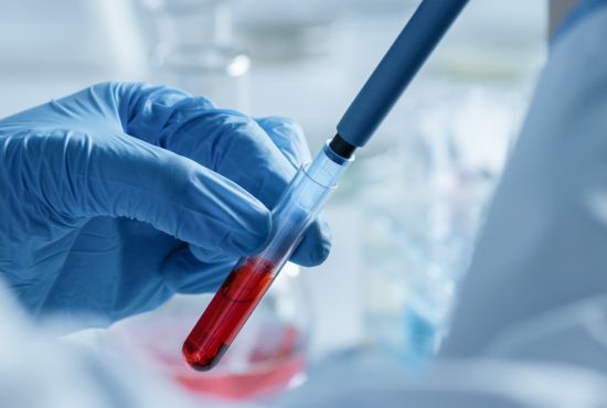 une spécialiste en train d'examiner une quantité de sang