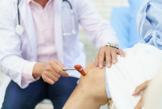 un orthopédiste en pleine consultation