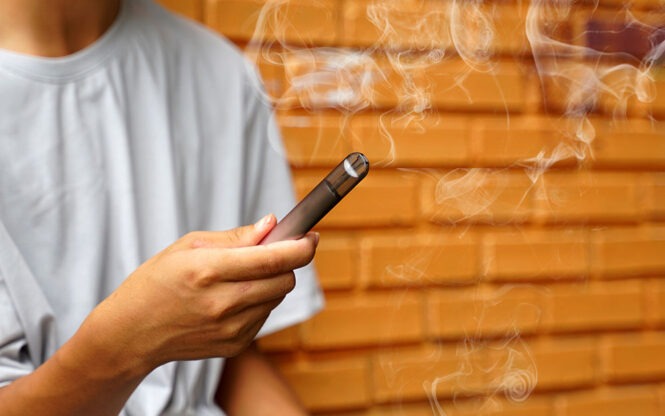 Puffs, e-cigarettes, pouches. Kevin Ravaud nous parle des alternatives au tabac classique