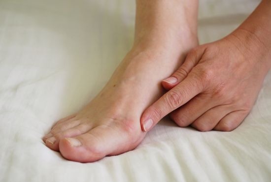 Personne attente d'un hallux valgus.