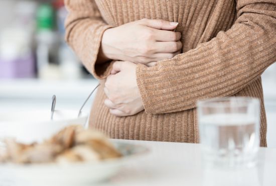 une femme souffrant du syndrome de l'intestin irritable