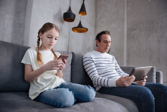 un père et sa fille sur les écrans