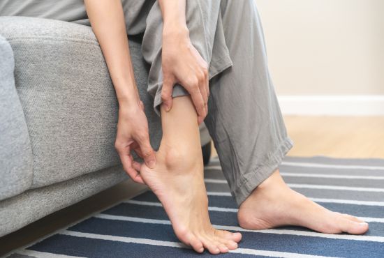 Une personne atteinte de la maladie de Sever touchant son talon