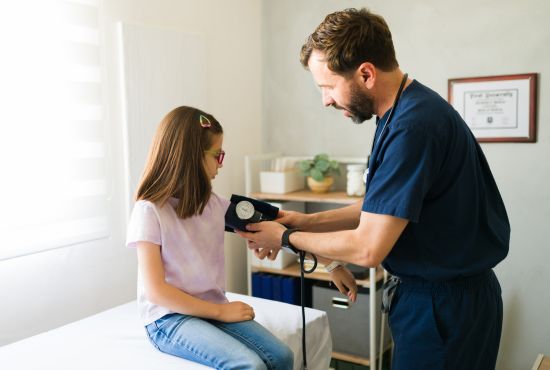 une petite fille en pleine consultation chez le pédiatre