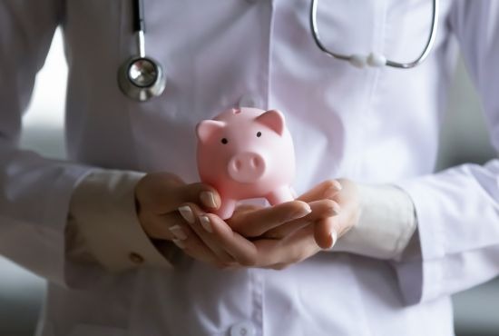 un homme en train de tenir une tirelire dans ses mains