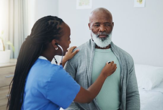 un homme en plein examen pour sa valvulopathie