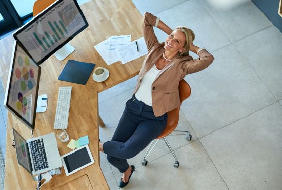 Une équipe de collaborateurs en réunion discutant de la sécurité et de la santé au travail dans une entreprise.
