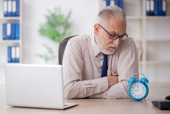 une personne déboussolée à cause des horaires décalés