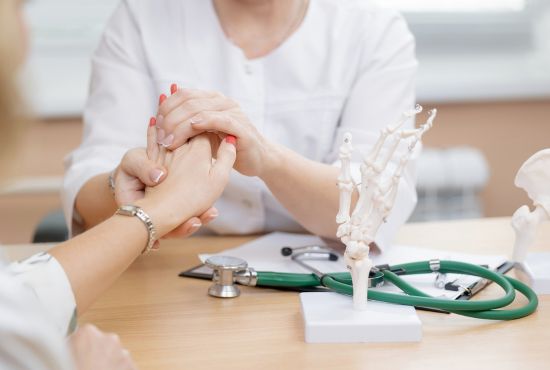 une rhumatologue en pleine consultation