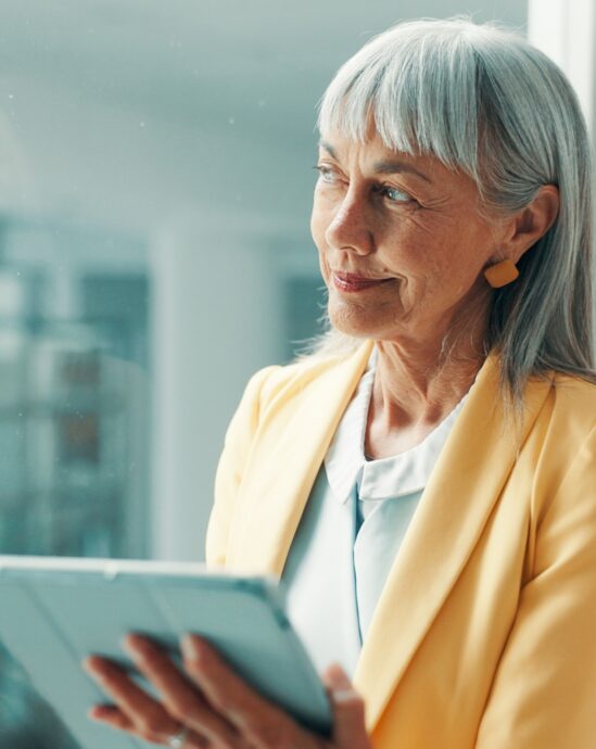 femme senior avec les cheveux blanc avec une tablette