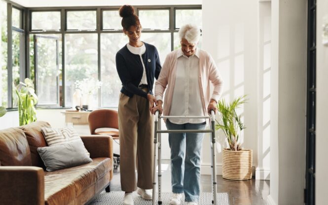 femme agé aidé par une jeune femme pour marcher