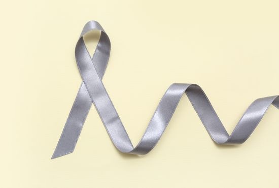 Symbole de Mai en gris.