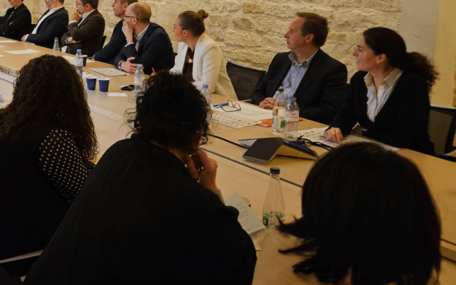 managers autour d"une table