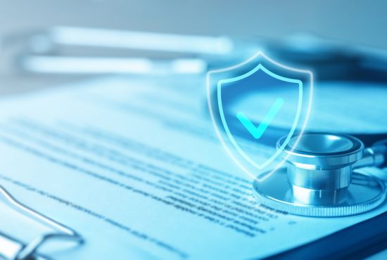 Un stéthoscope posé sur un document médical avec un bouclier lumineux symbolisant la protection d'une complémentaire santé.
